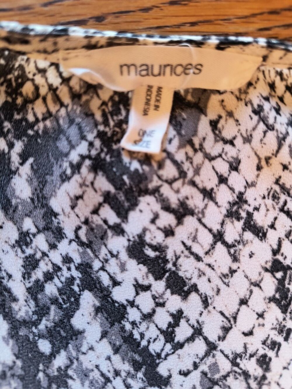Maurices Womens Black White Gray Snake Print Kimono Ranau Shawl One - Picture 5 of 5